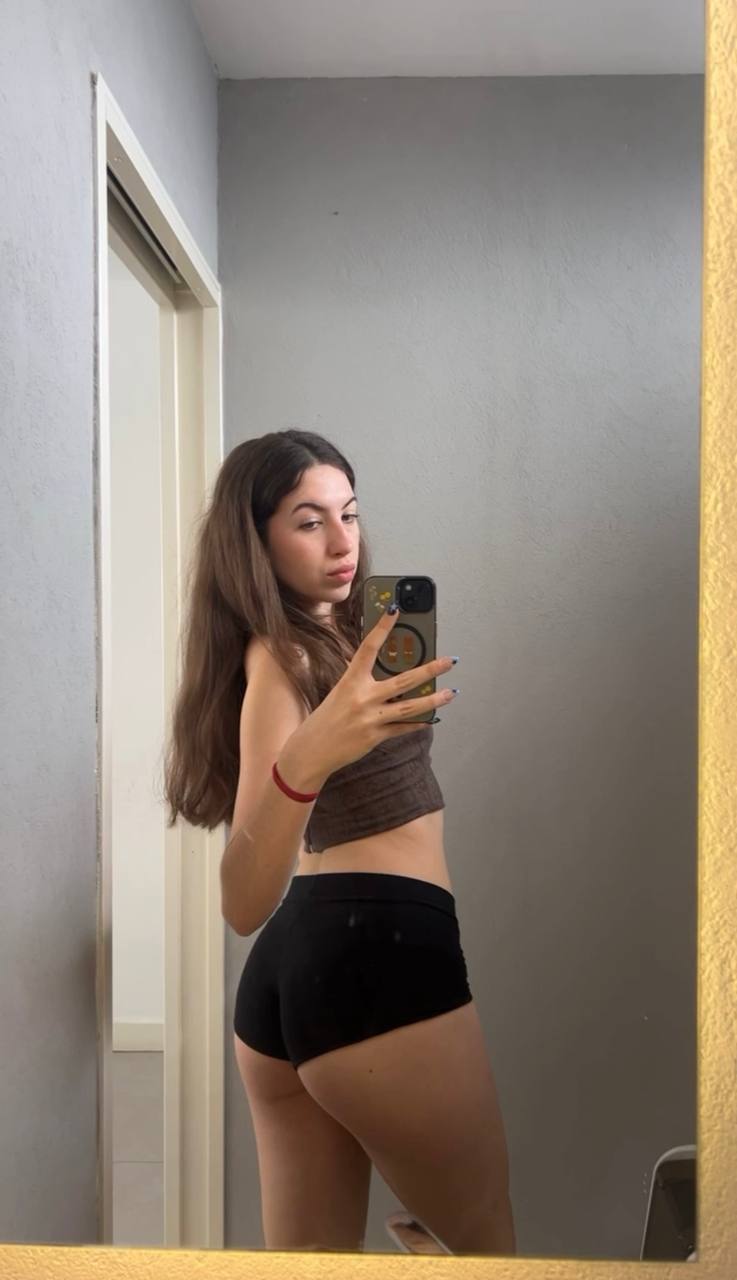 Amber in her underwear in San Salvador