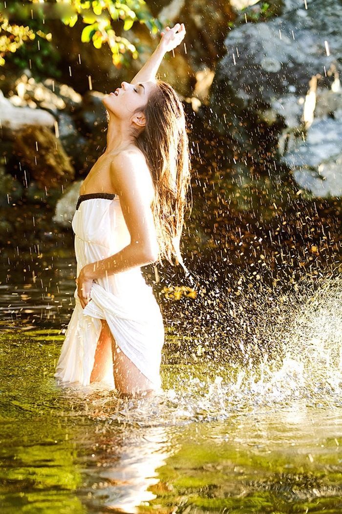 Marie Avgeropoulos in San Salvador