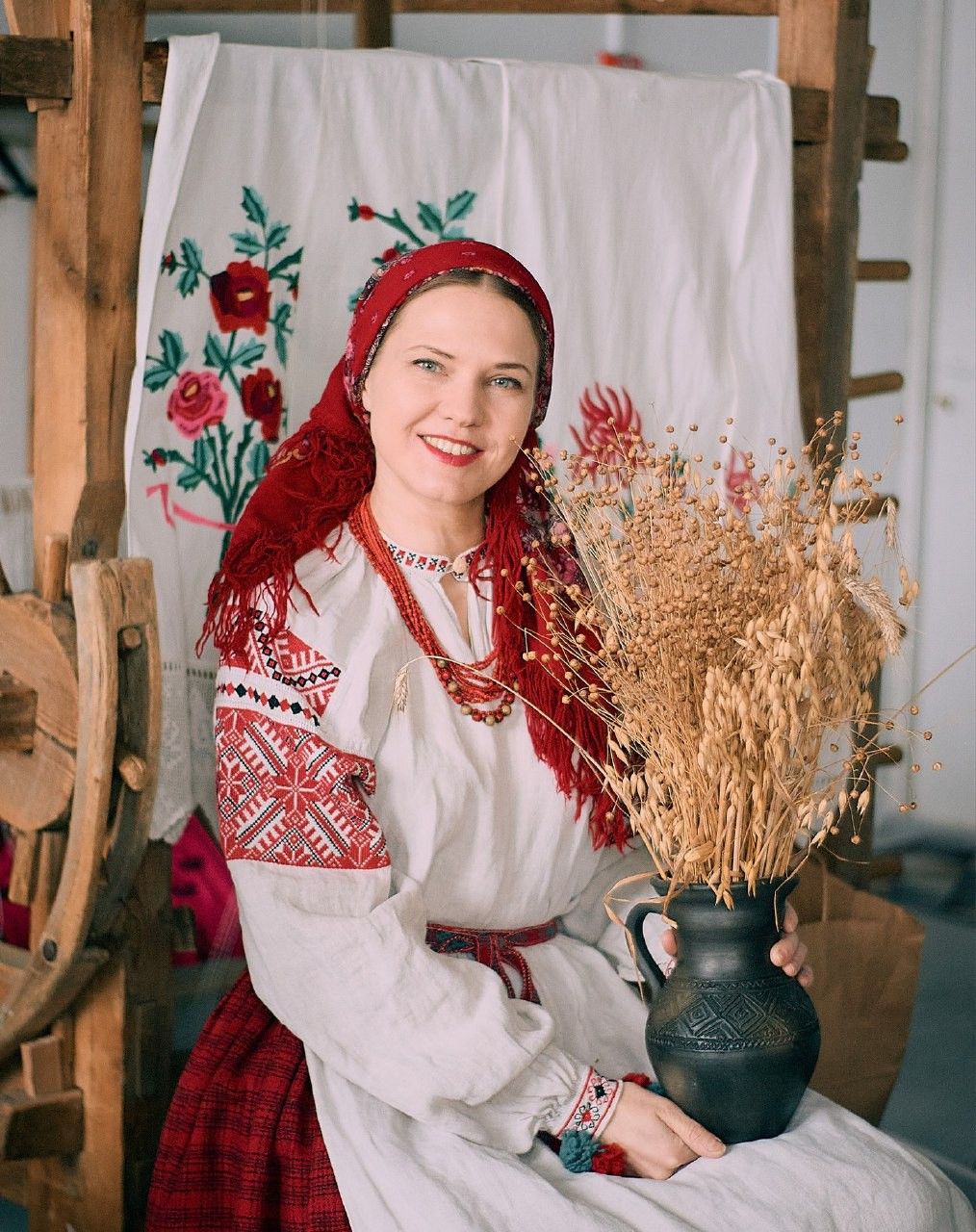 Women in Slavic costumes in San Salvador