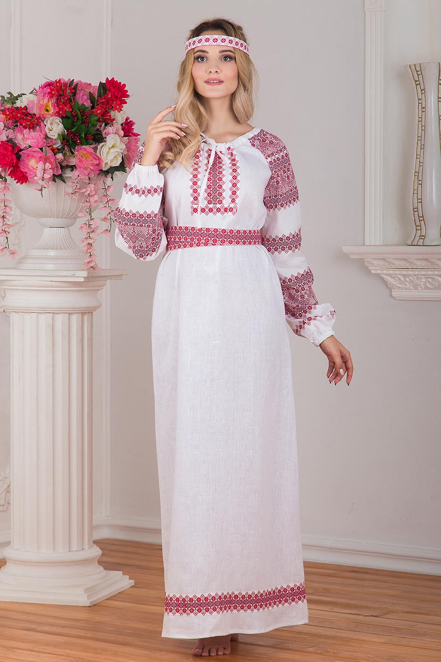 Women in Slavic costumes in San Salvador