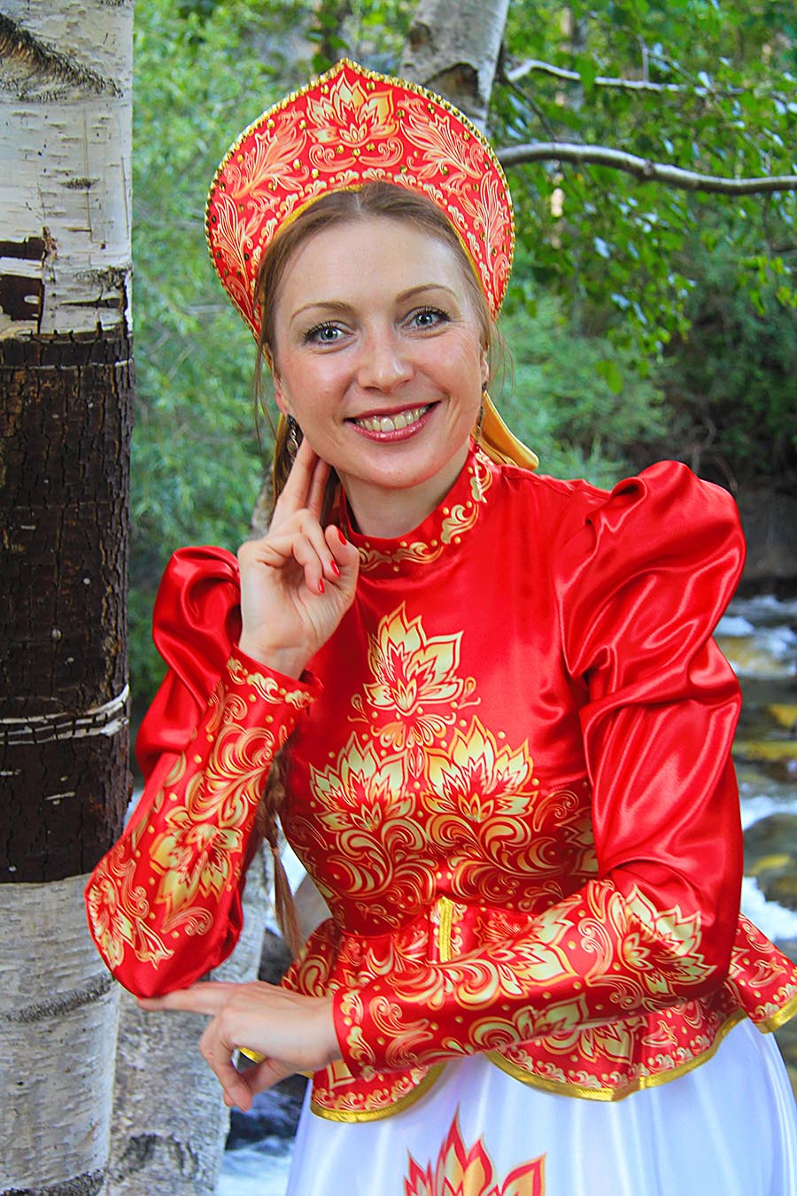 Women in Slavic costumes in San Salvador