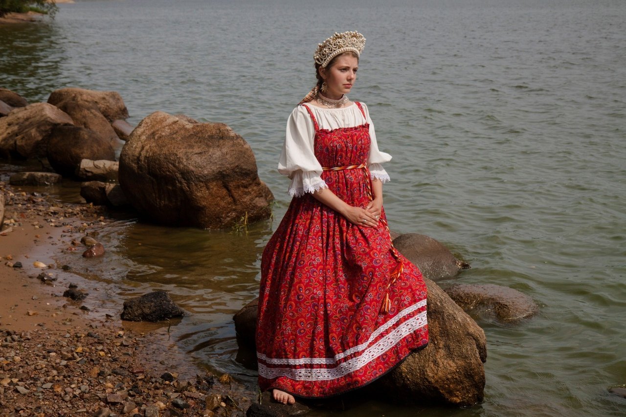 Women in Slavic costumes in San Salvador