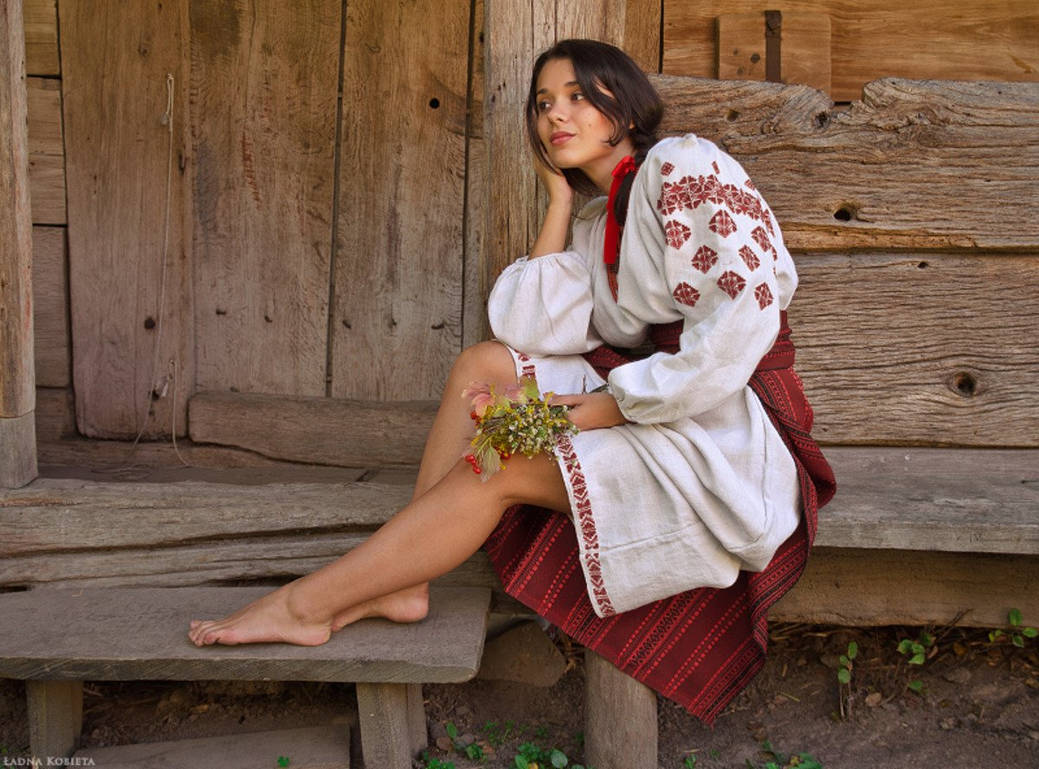 Women in Slavic costumes in San Salvador