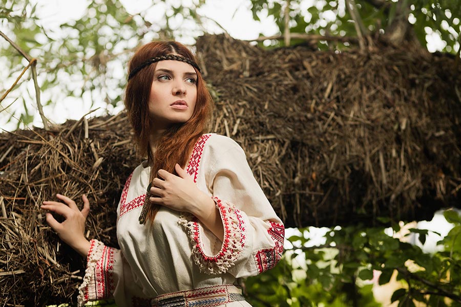 Women in Slavic costumes in San Salvador