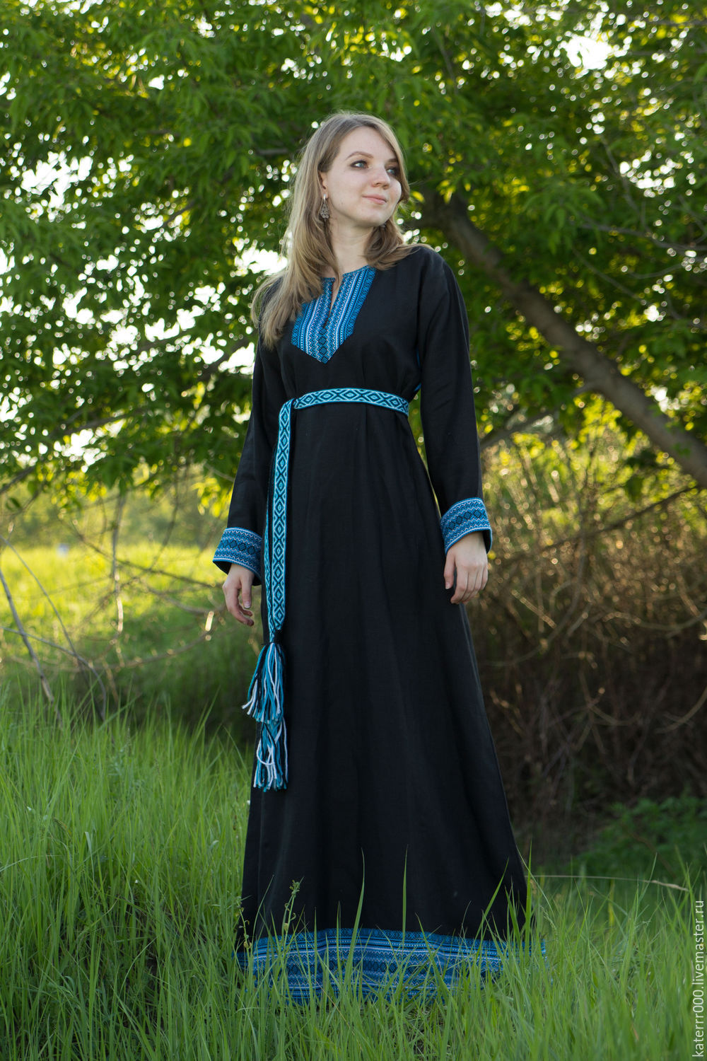 Women in Slavic costumes in San Salvador