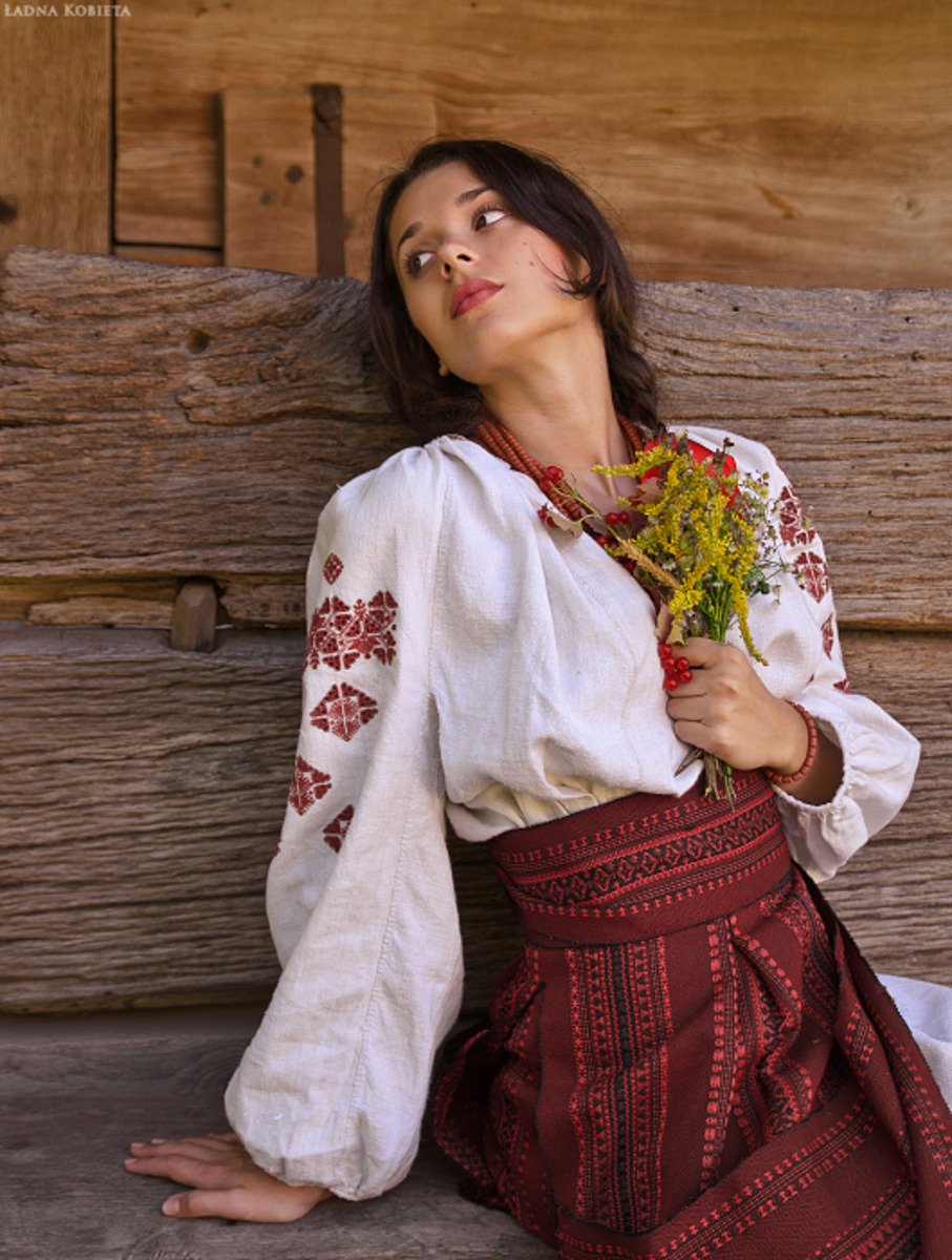 Girls in Slavic costumes in San Salvador