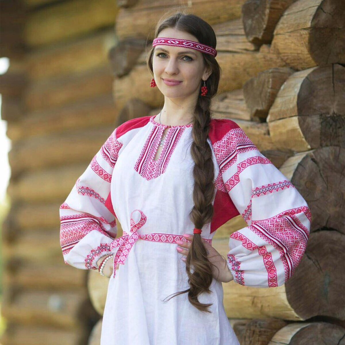 Girls in Slavic costumes in San Salvador