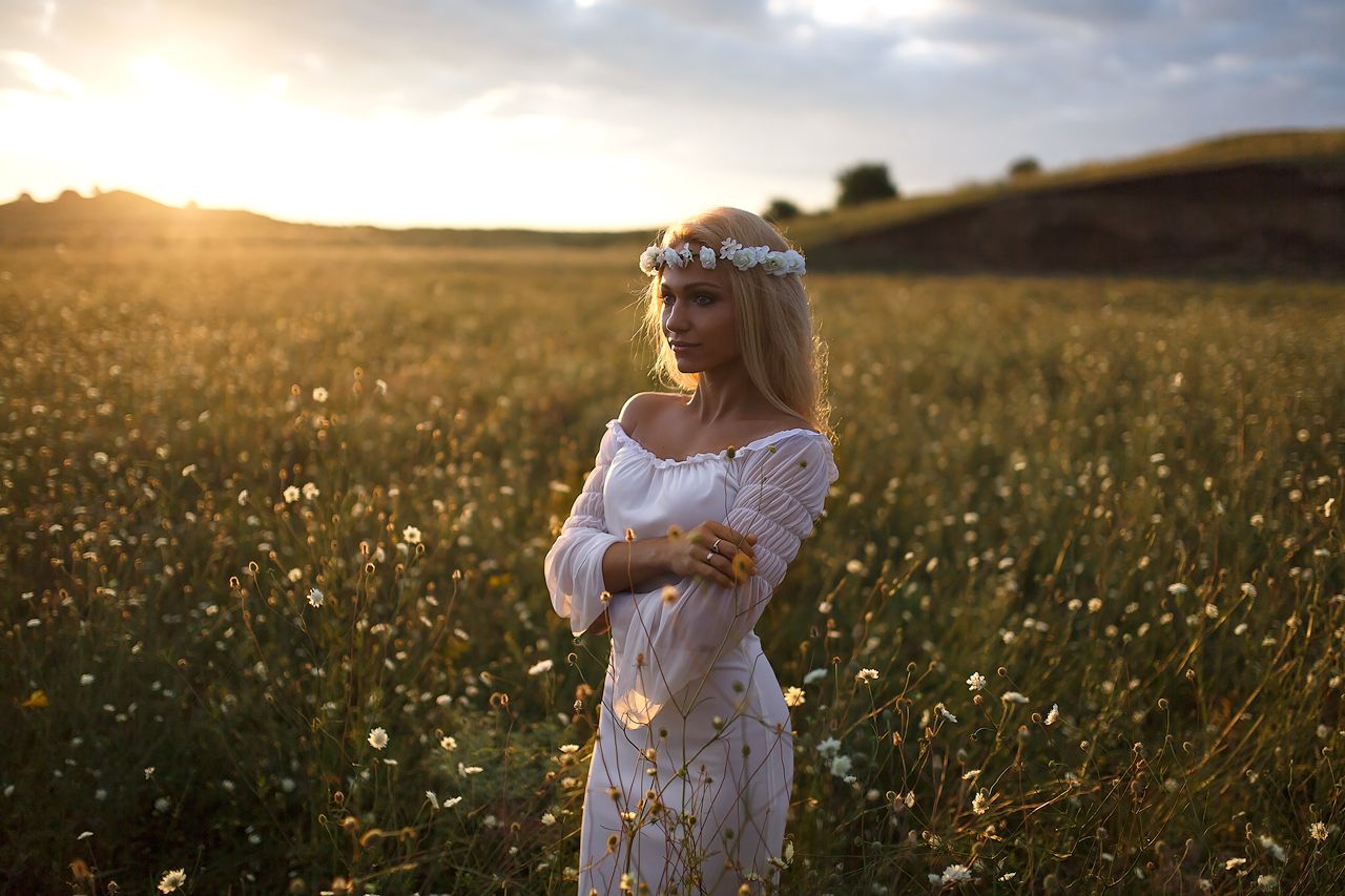 Girls in Slavic costumes in San Salvador