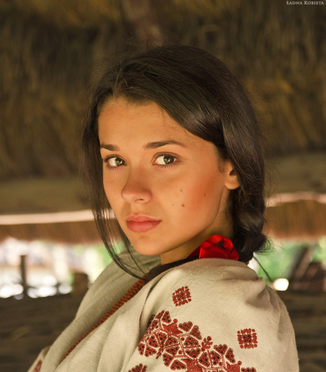 Girls in Slavic costumes in San Salvador