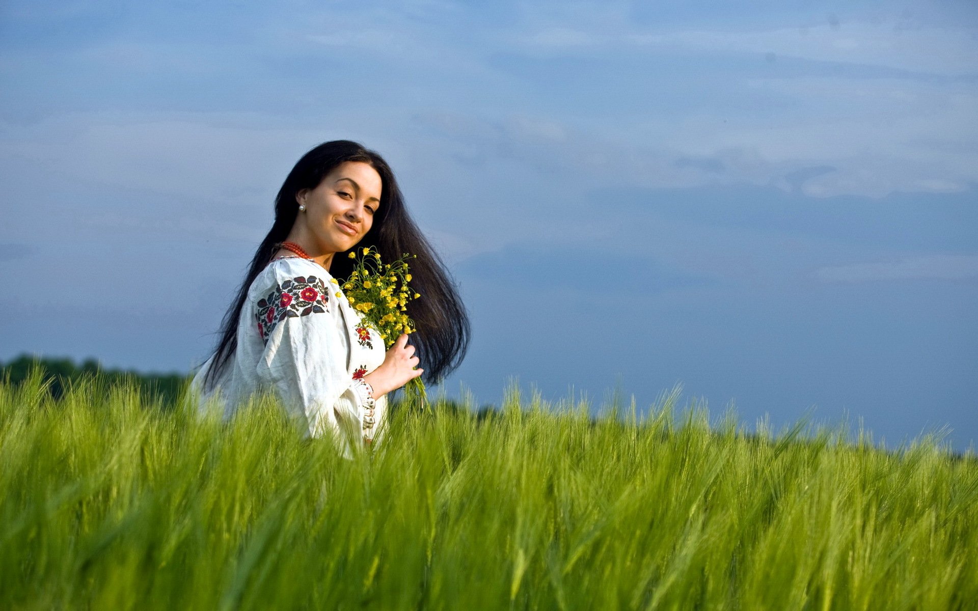 Girls in Slavic costumes in San Salvador