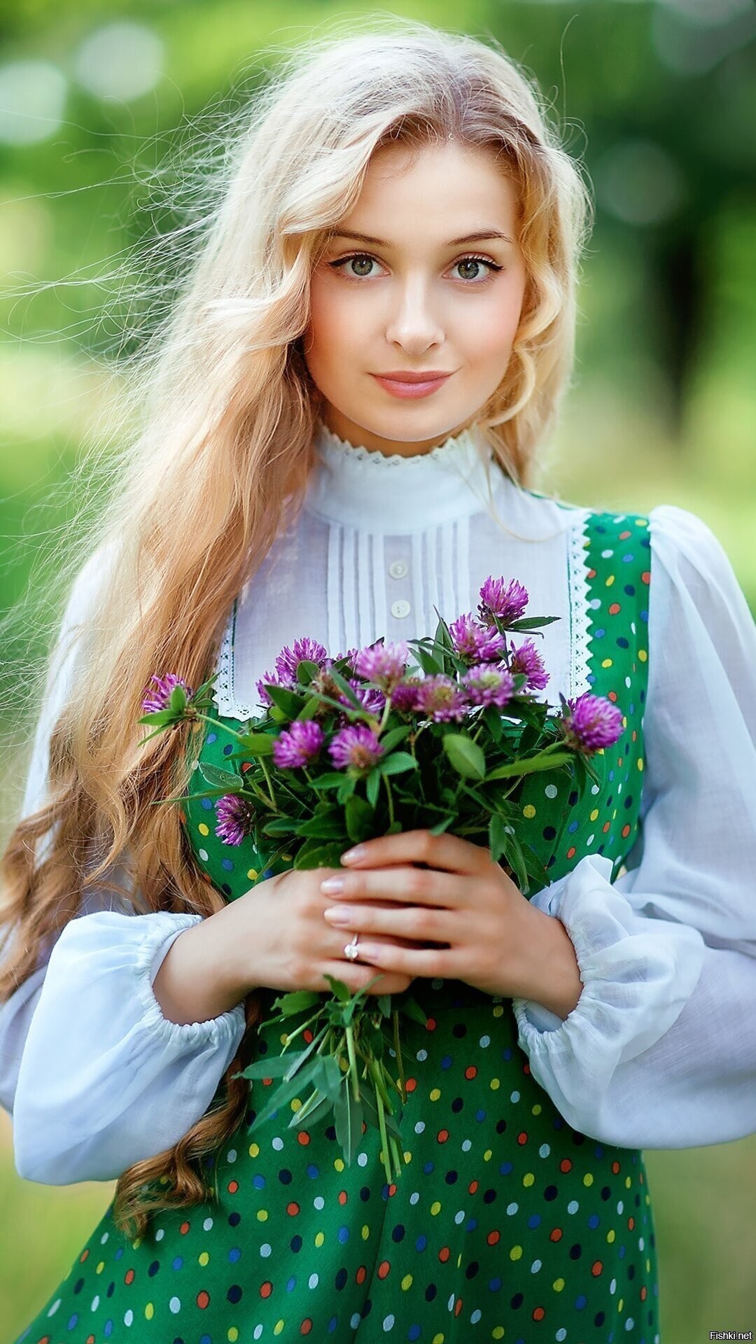 Girls in Slavic costumes in San Salvador
