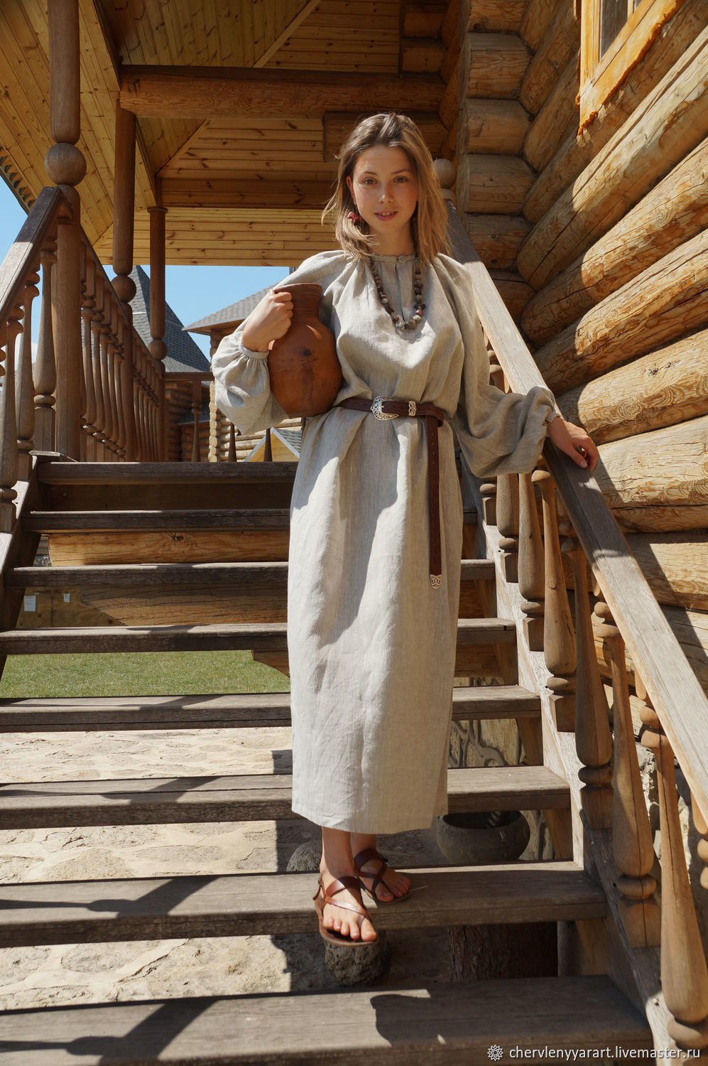 Girls in Slavic costumes in San Salvador