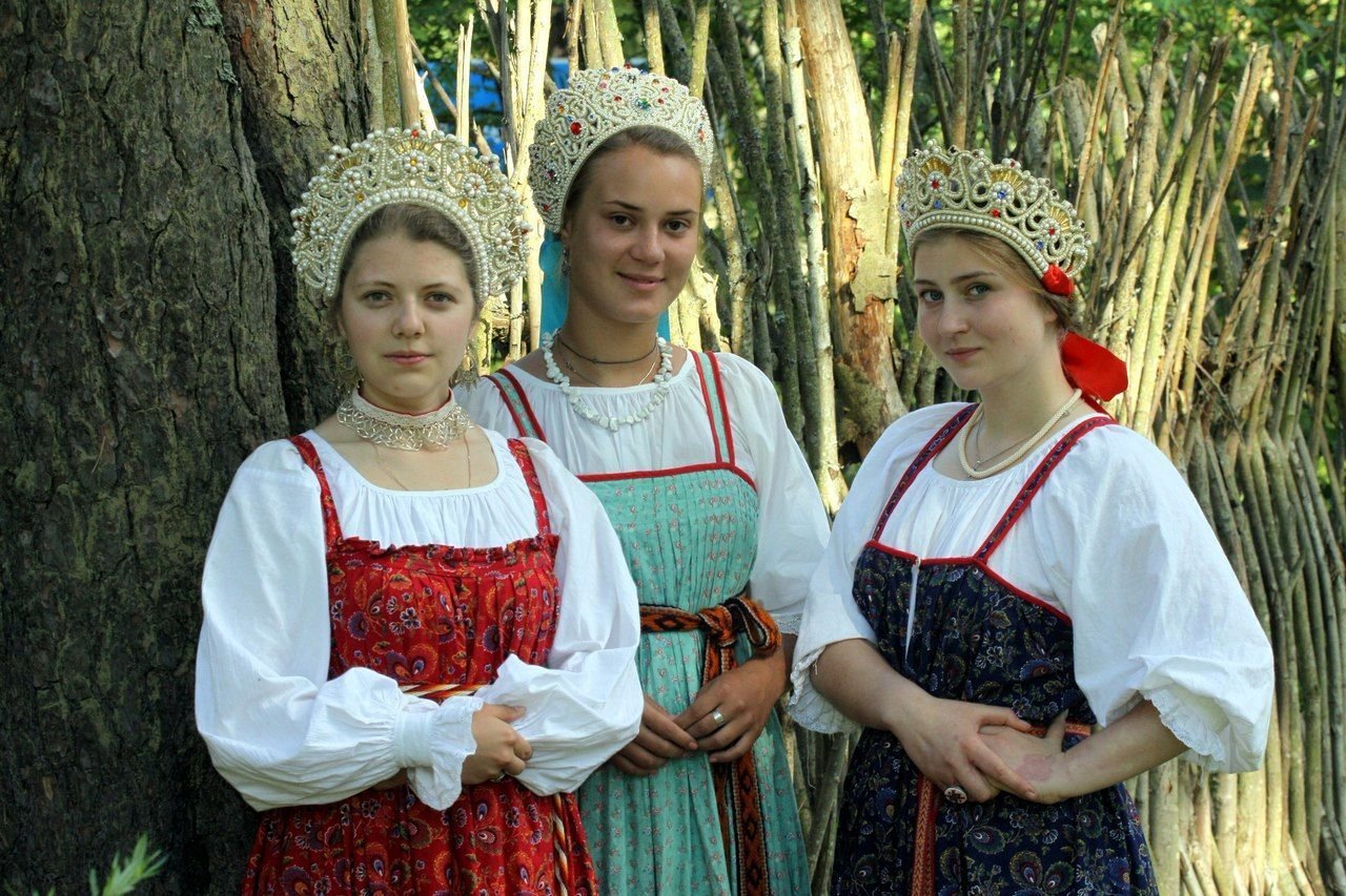 Sexy model Girls in Slavic costumes in San Salvador