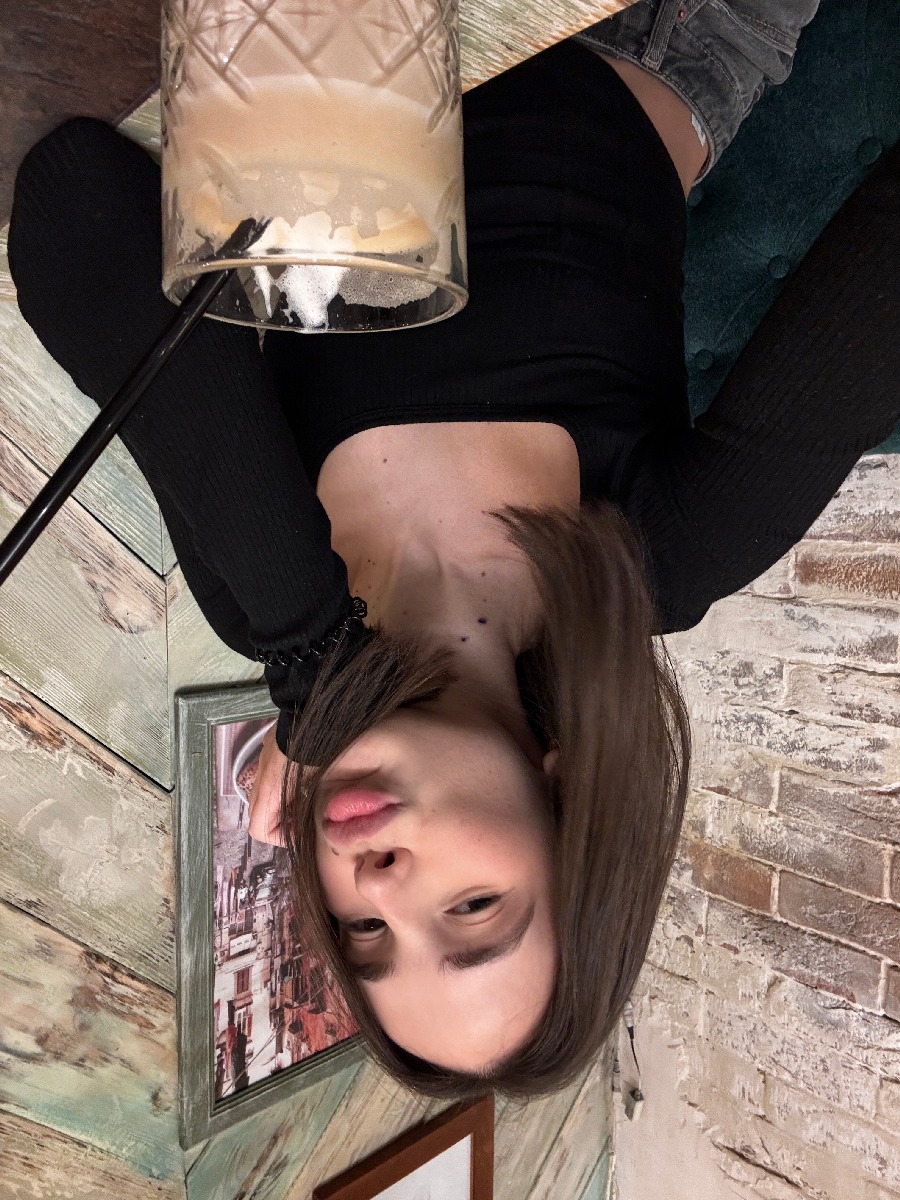 Fresh photos, fresh mood — Tina online in San Salvador